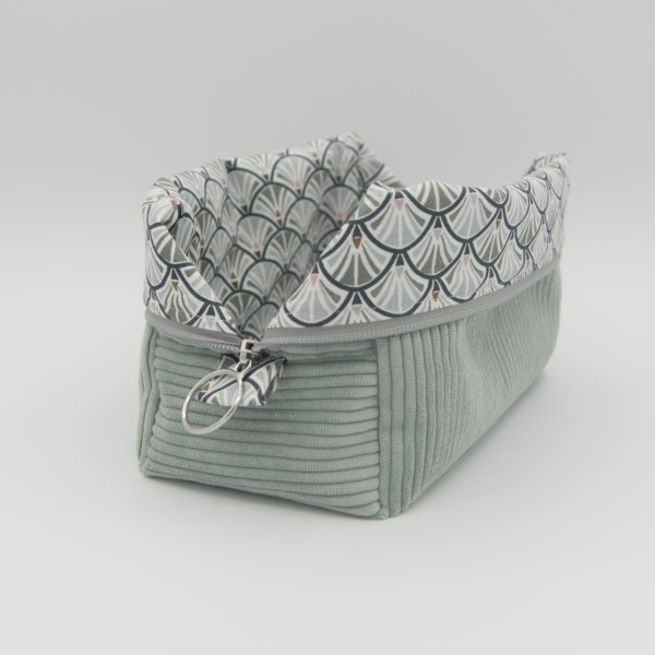Grande trousse rectangulaire en velours côtelé céladon cousue main – Motif éventails | Les Cousettes de Bobinette