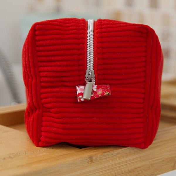 Grande trousse rectangulaire en velours côtelé rouge – Fleurs japonisantes | Les Cousettes de Bobinette