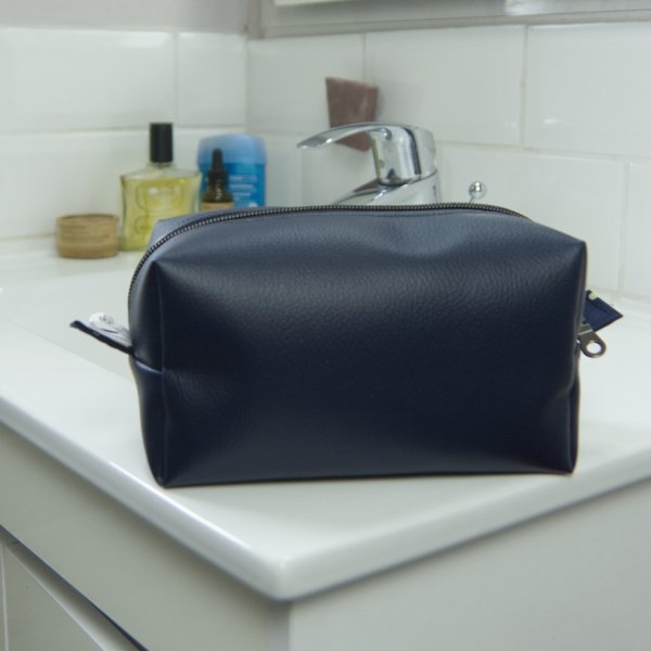 Trousse de toilette homme en simili cuir bleu marine – Série limitée – 20 x 10 x 10 cm