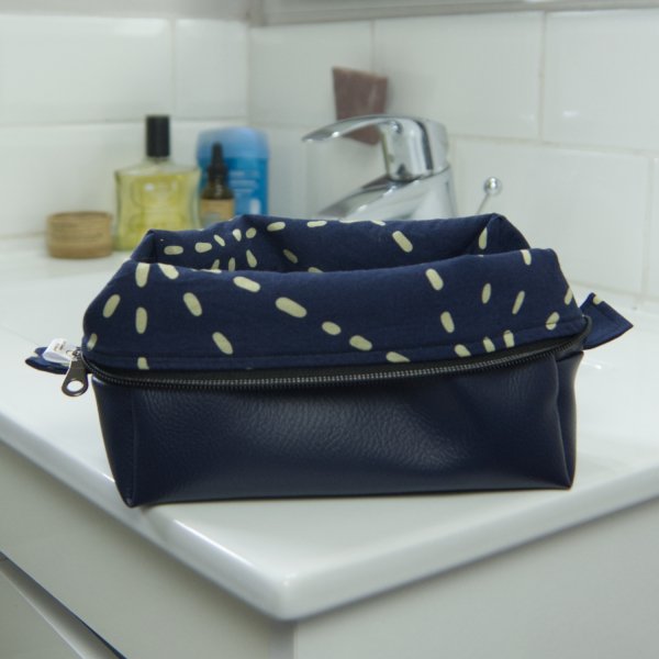 Trousse de toilette homme en simili cuir bleu marine – Série limitée – 20 x 10 x 10 cm