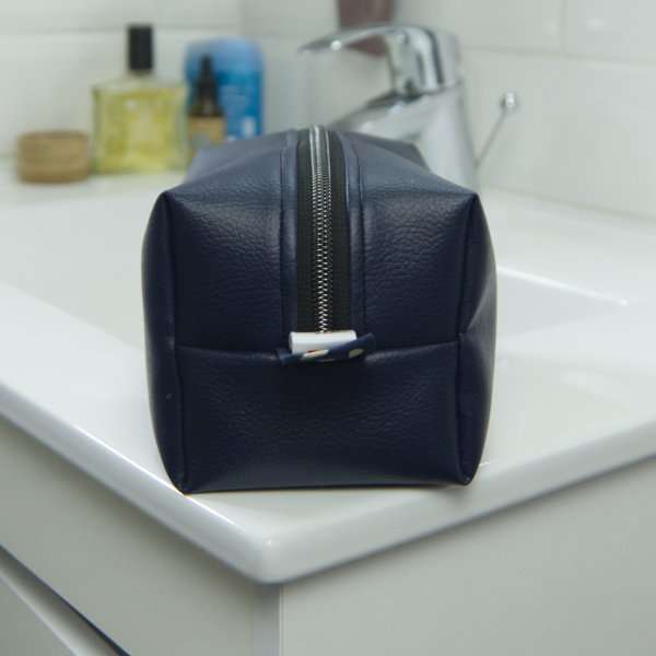 Trousse de toilette homme en simili cuir bleu marine – Série limitée – 20 x 10 x 10 cm