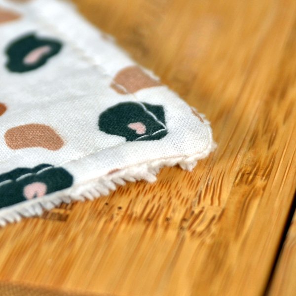 Lingettes démaquillantes lavables en coton et micro-éponge bambou OEKO-TEX écru fauve. +/-10cm de côté.