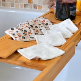 Lingettes démaquillantes lavables en coton et micro-éponge bambou OEKO-TEX écru fauve. +/-10.5cm de côté.