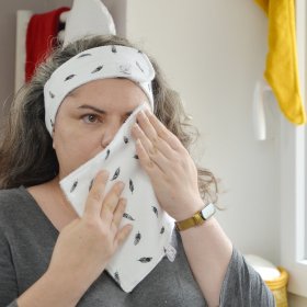 Serviette visage en coton et micro-éponge bambou OEKO-TEX Blanc Plumes. +/- 21 cm de côté.