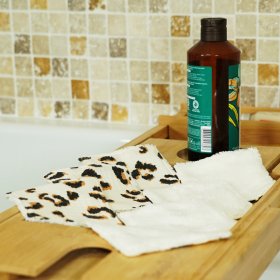 Lingettes démaquillantes lavables en gaze de coton et micro-éponge bambou OEKO-TEX écru léopard. +/-10.5cm de côté.