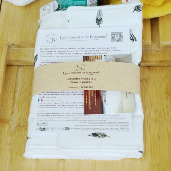 Lot de 2 serviettes visage en coton et micro-éponge bambou OEKO-TEX Blanc Plumes. +/- 21 cm de côté.